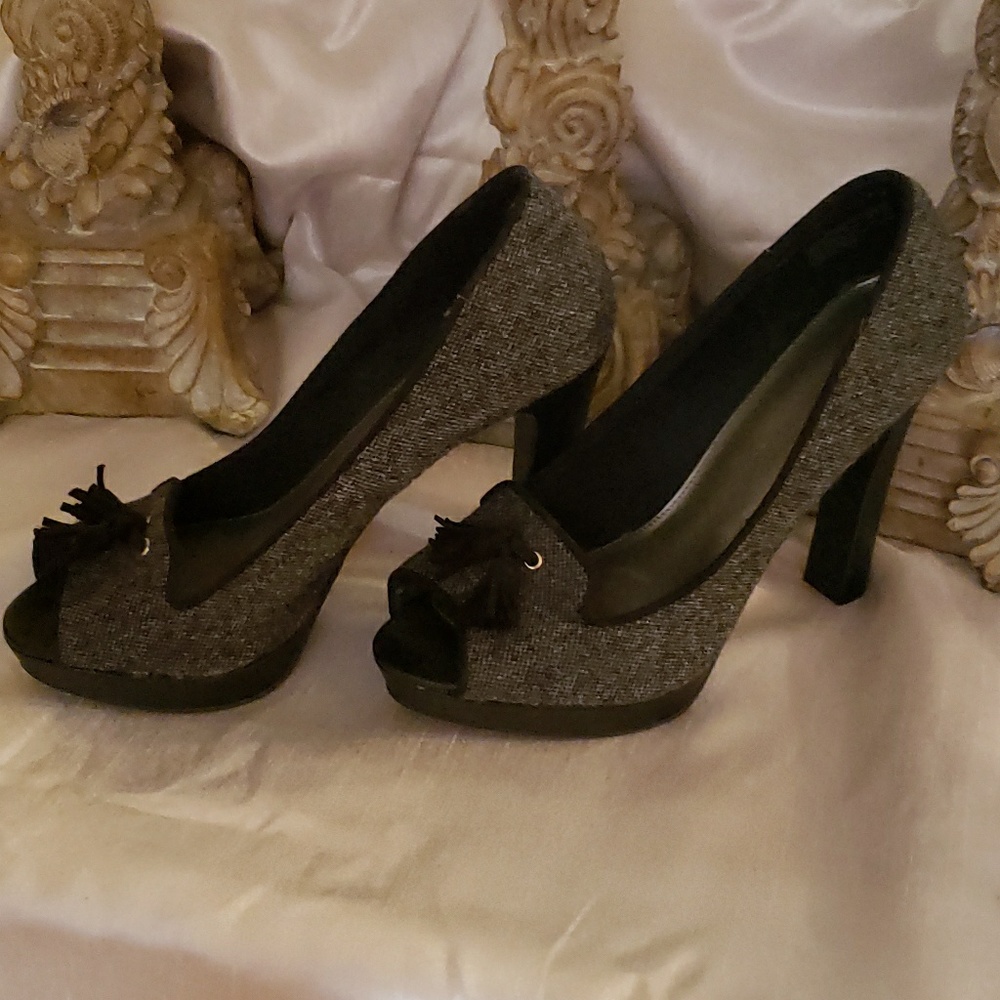 Black houndstooth pumps